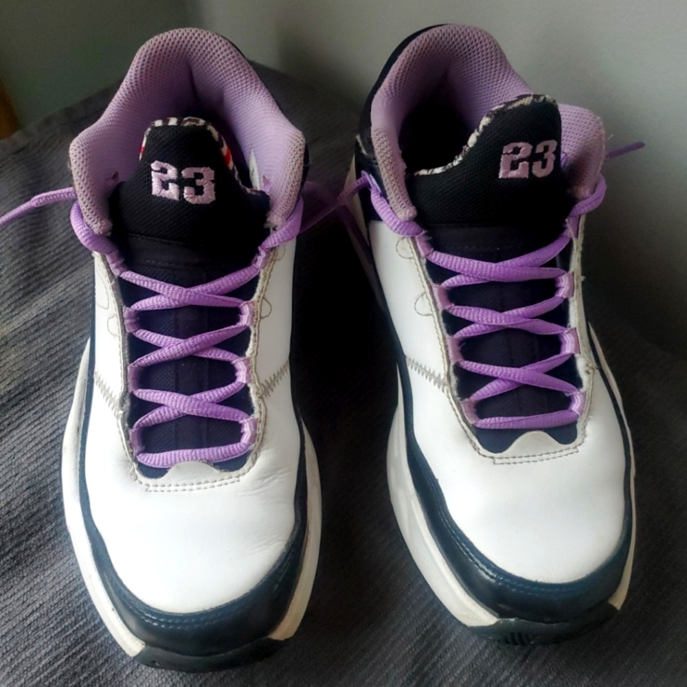 Jordan Max Aura black and Lilac size 4